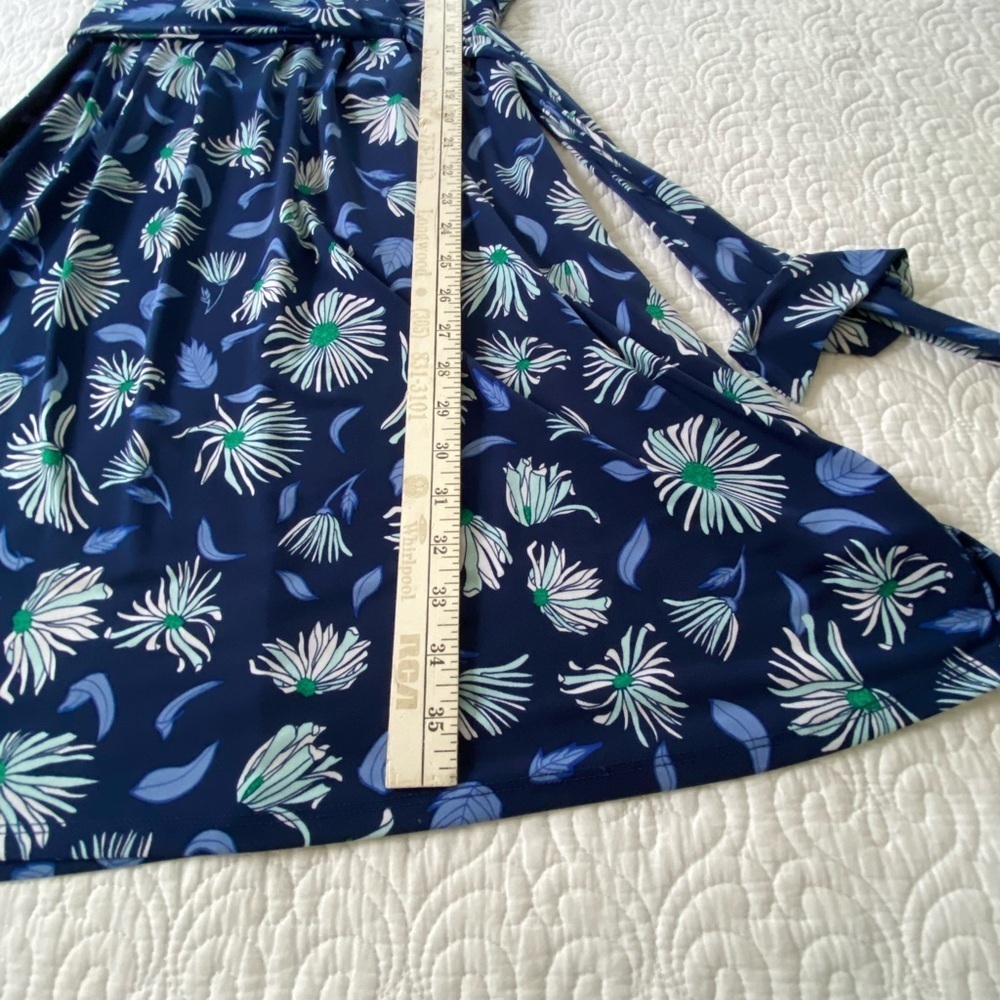 Liz Claiborne Faux Wrap Dress Blue and White Floral Knee Length V Neck Size M - Picture 12 of 12